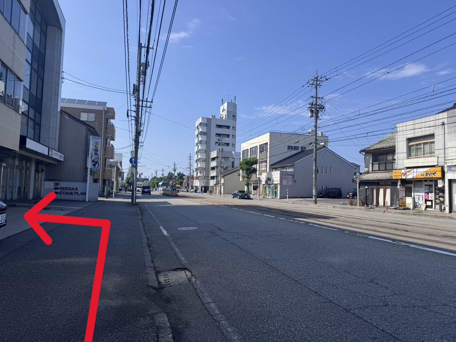 直進した先、左手側に当店がございます