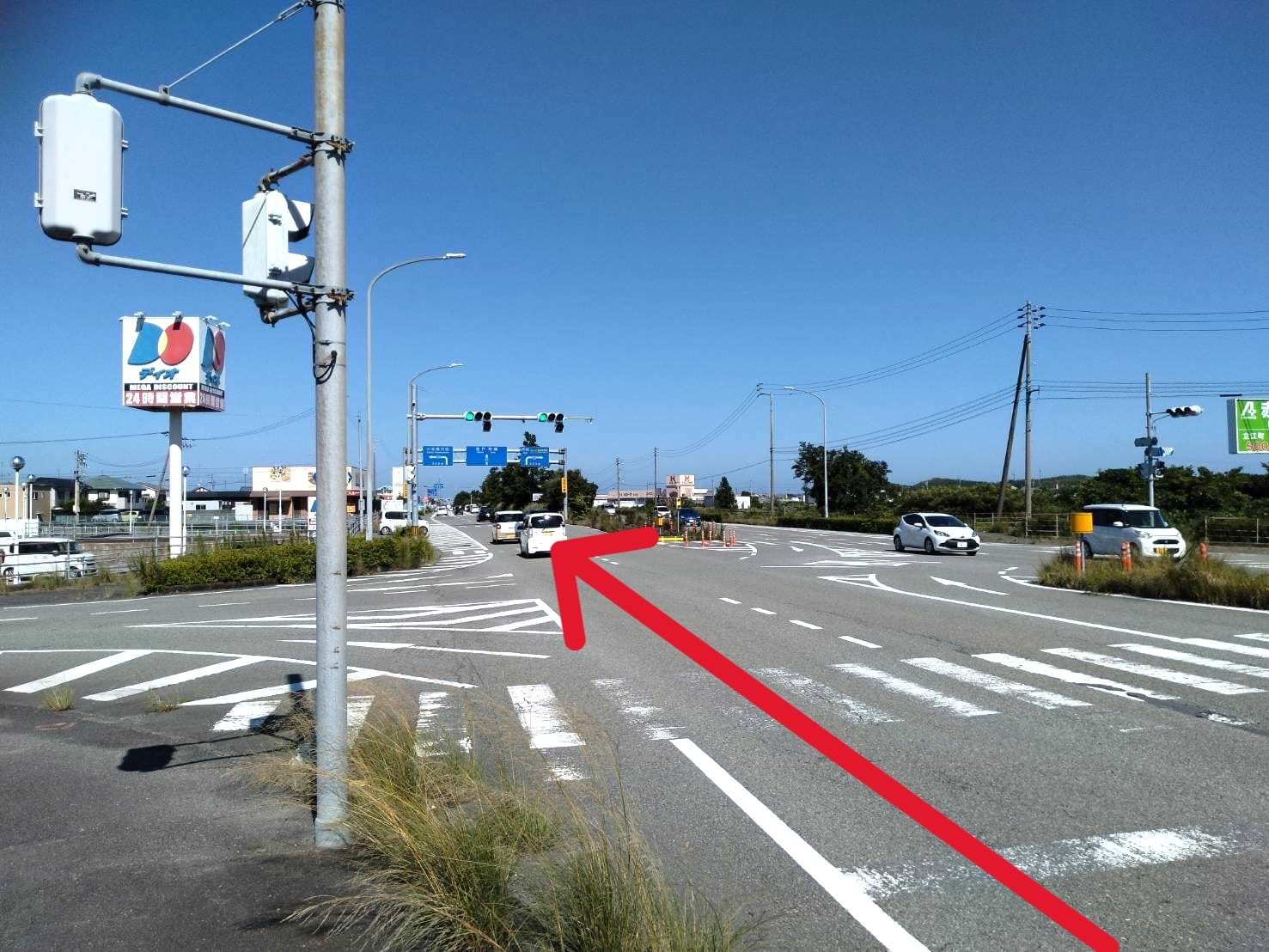 ディオ小松島店を左手に、国道55号線を南へ進みます