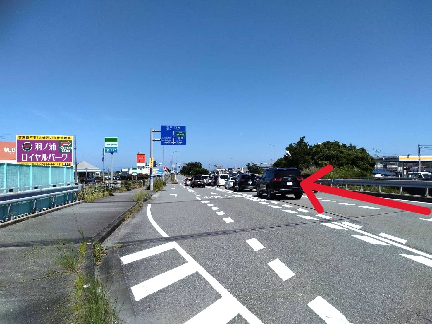 ファミリーマート小松島大林町店を目印に、大林北交差点を右折します