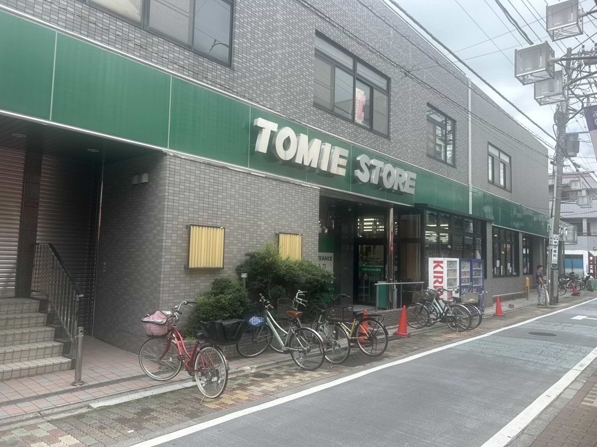 八百屋さんを右に曲がってトミエストアを目印に直進すると、トミエストア様の向いに当店がございます