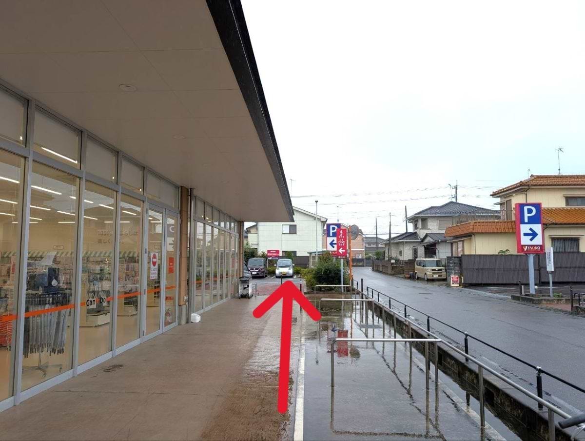 ヤオコー 岡部店を左手に、まっすぐ進みます