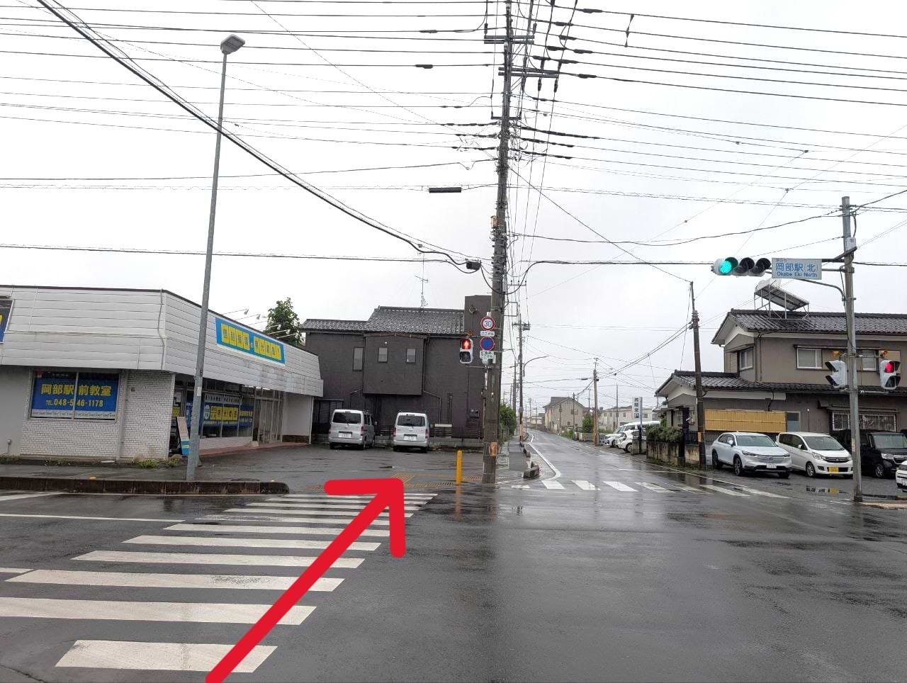 交差点の信号を渡って左側、個別指導の明光義塾 岡部駅前教室の隣が当店にございます