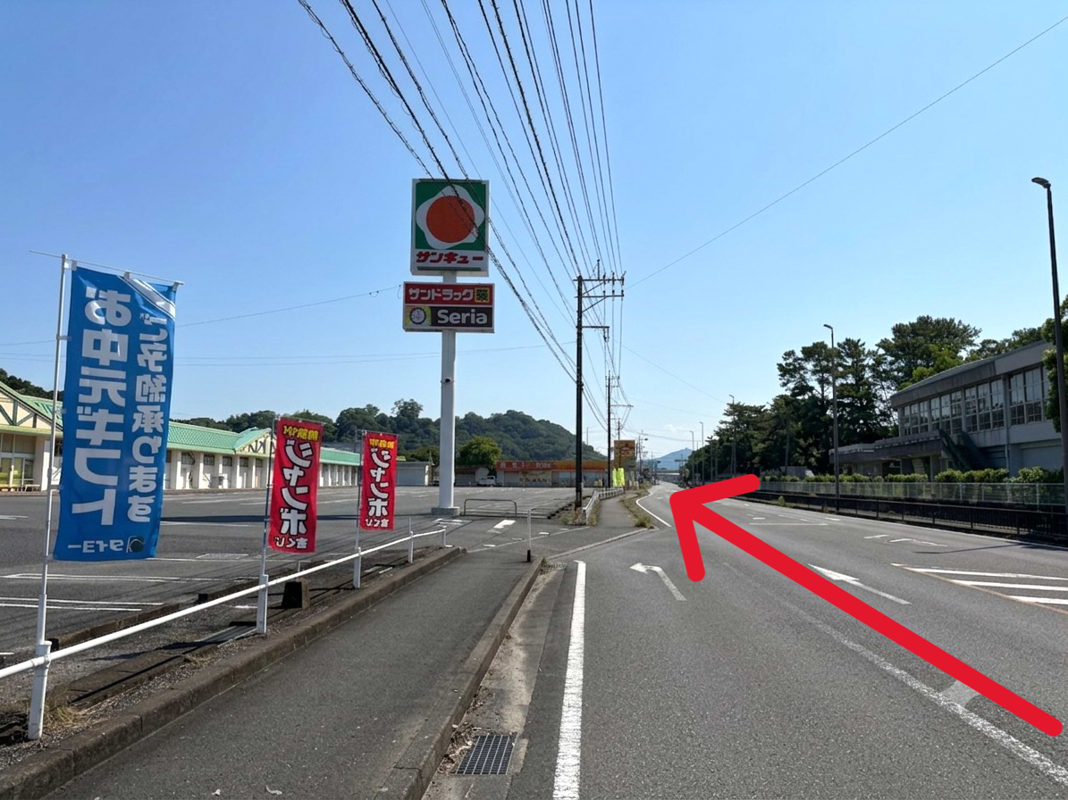 サンキュー 西志布志店を左手にして、国道448号線を東方向（志布志市中心部方面）へ直進します