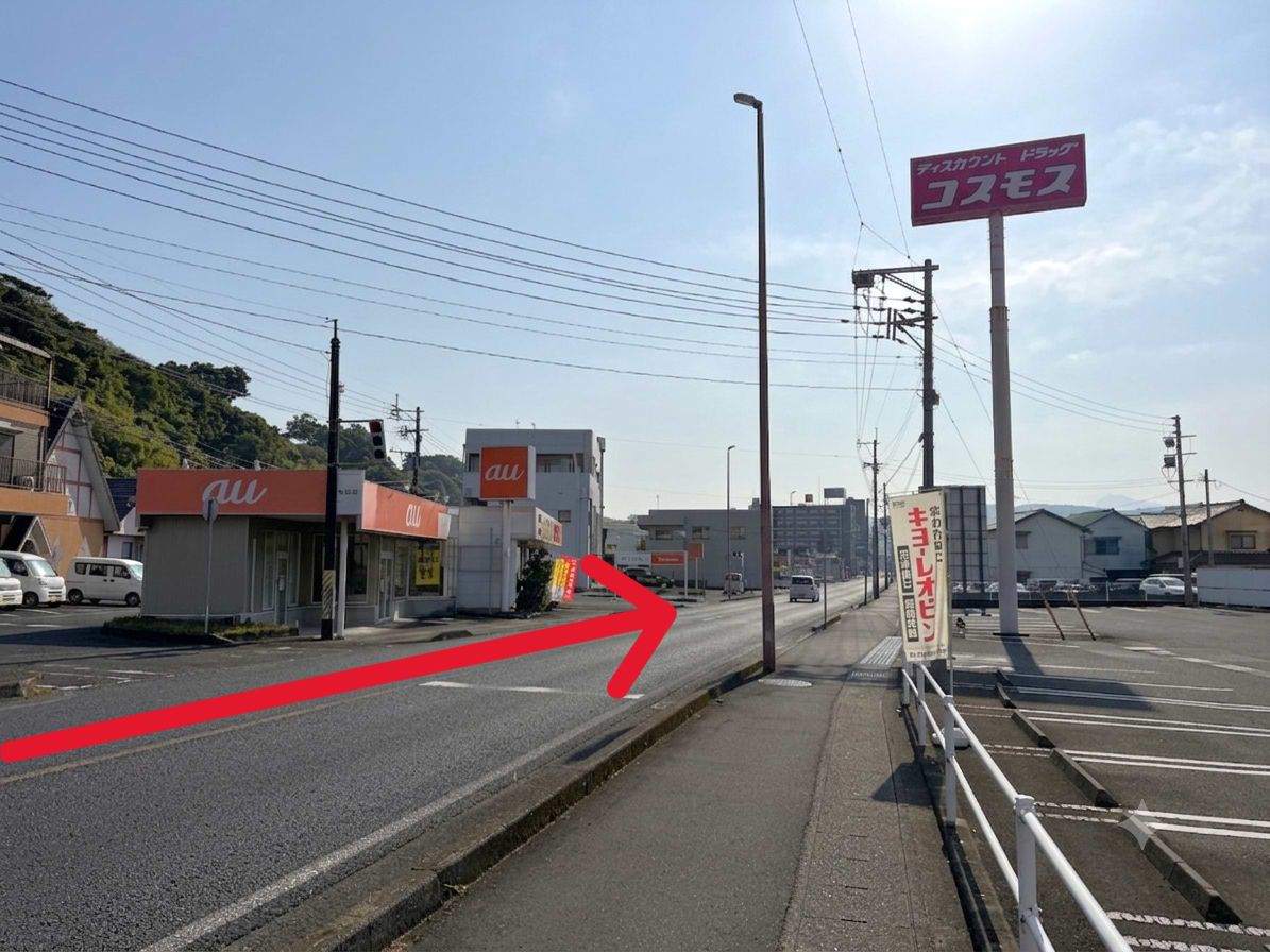 Y字の分岐がありますので分岐を右に進み、さらに進むと左手側に当店がございます