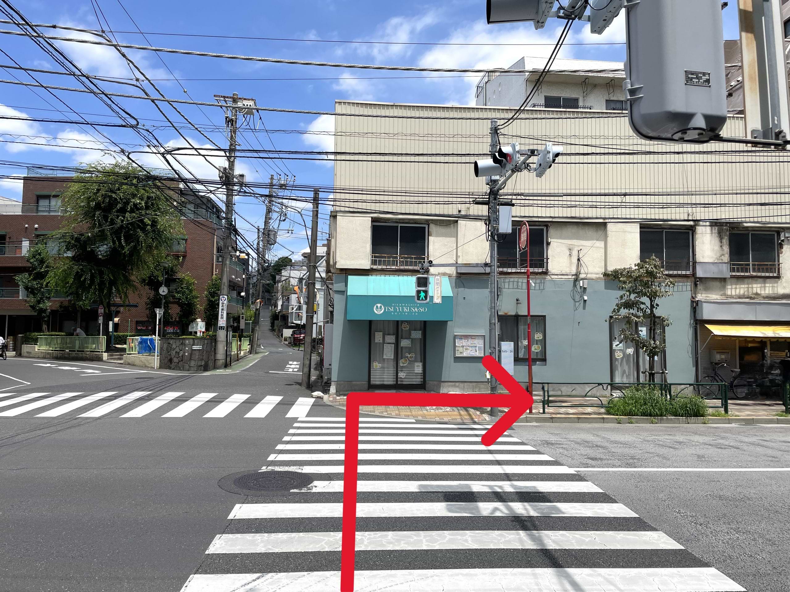 一番最初の横断歩道を渡り右折します