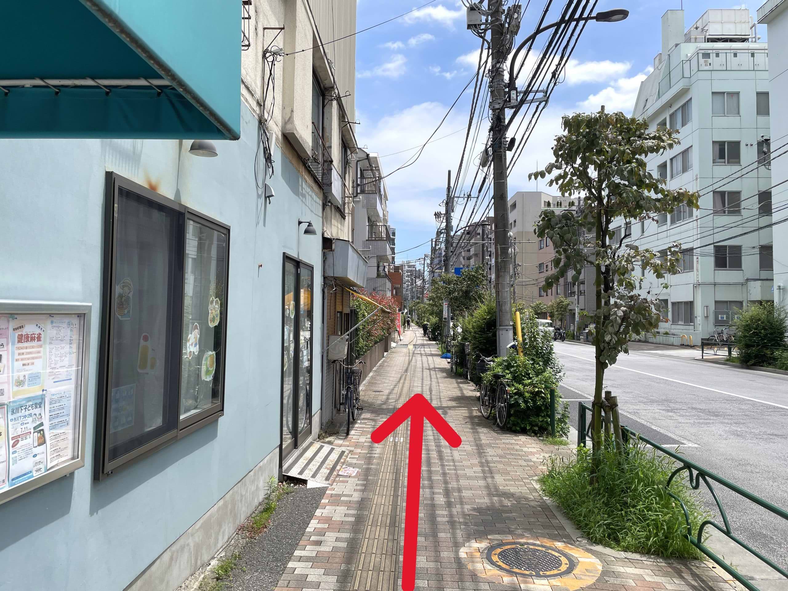 20mほど直進すると左手に当店がございます