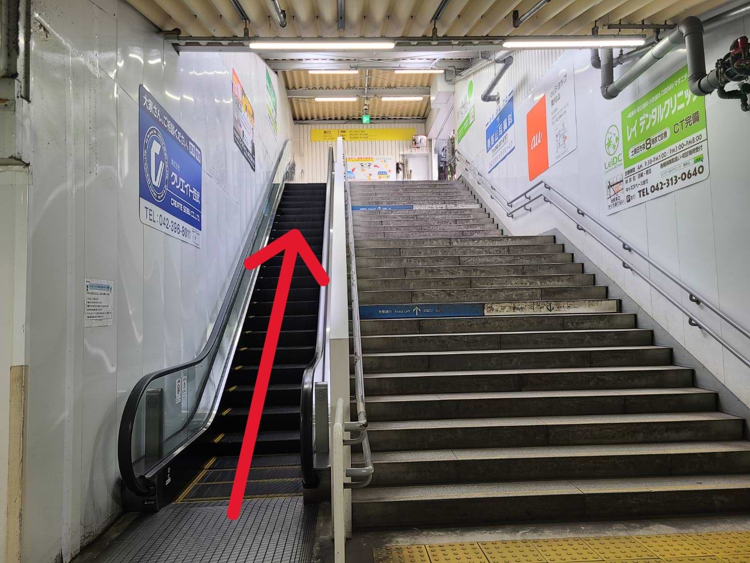 エスカレータを上り、右手、線路沿いへ向かいます