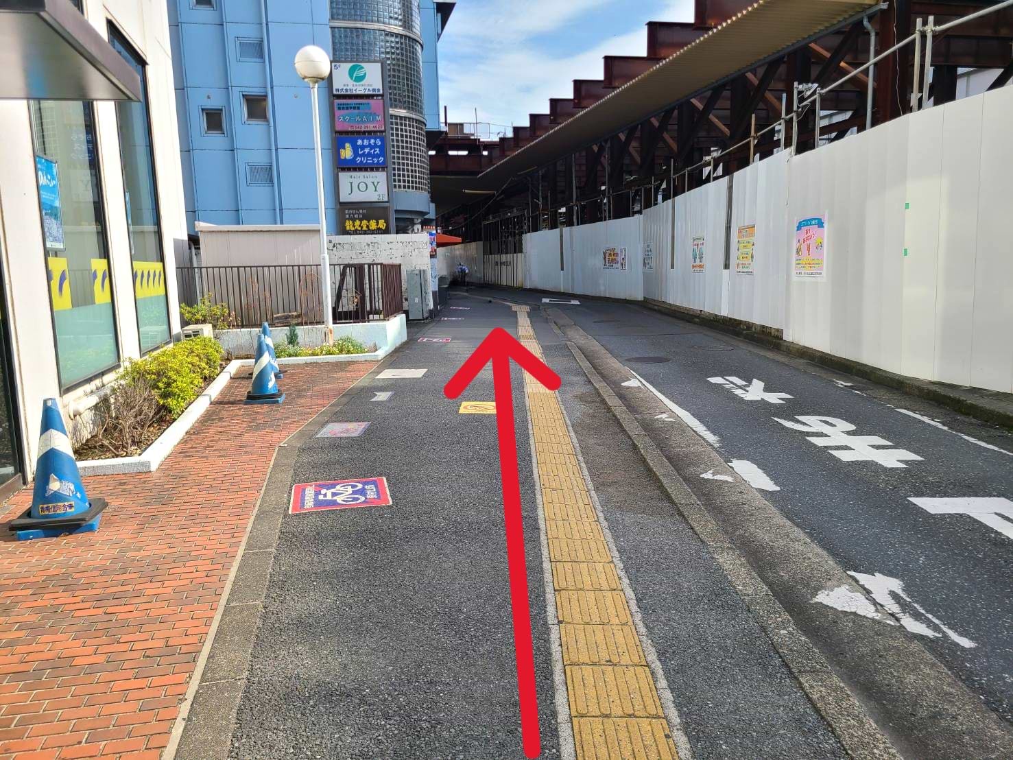 線路沿いを約100ｍ進みます