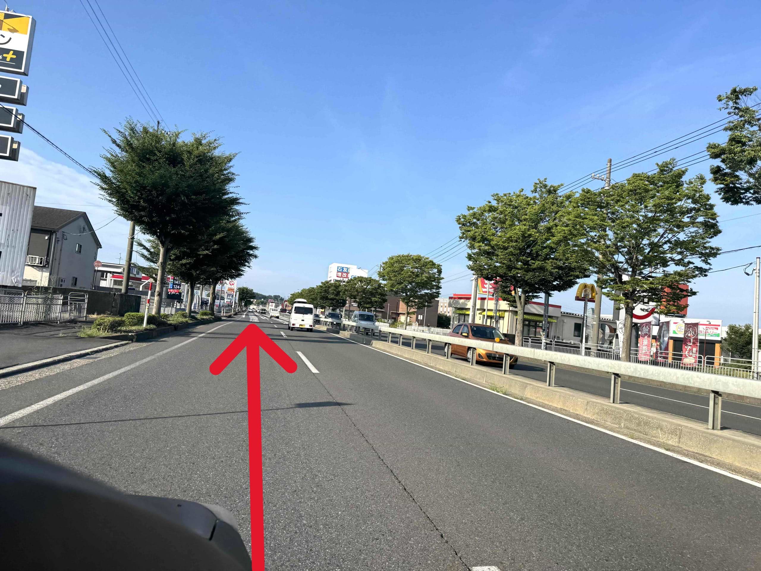 「アルプラザ鯖江』を右手に、国道8号線を直進します