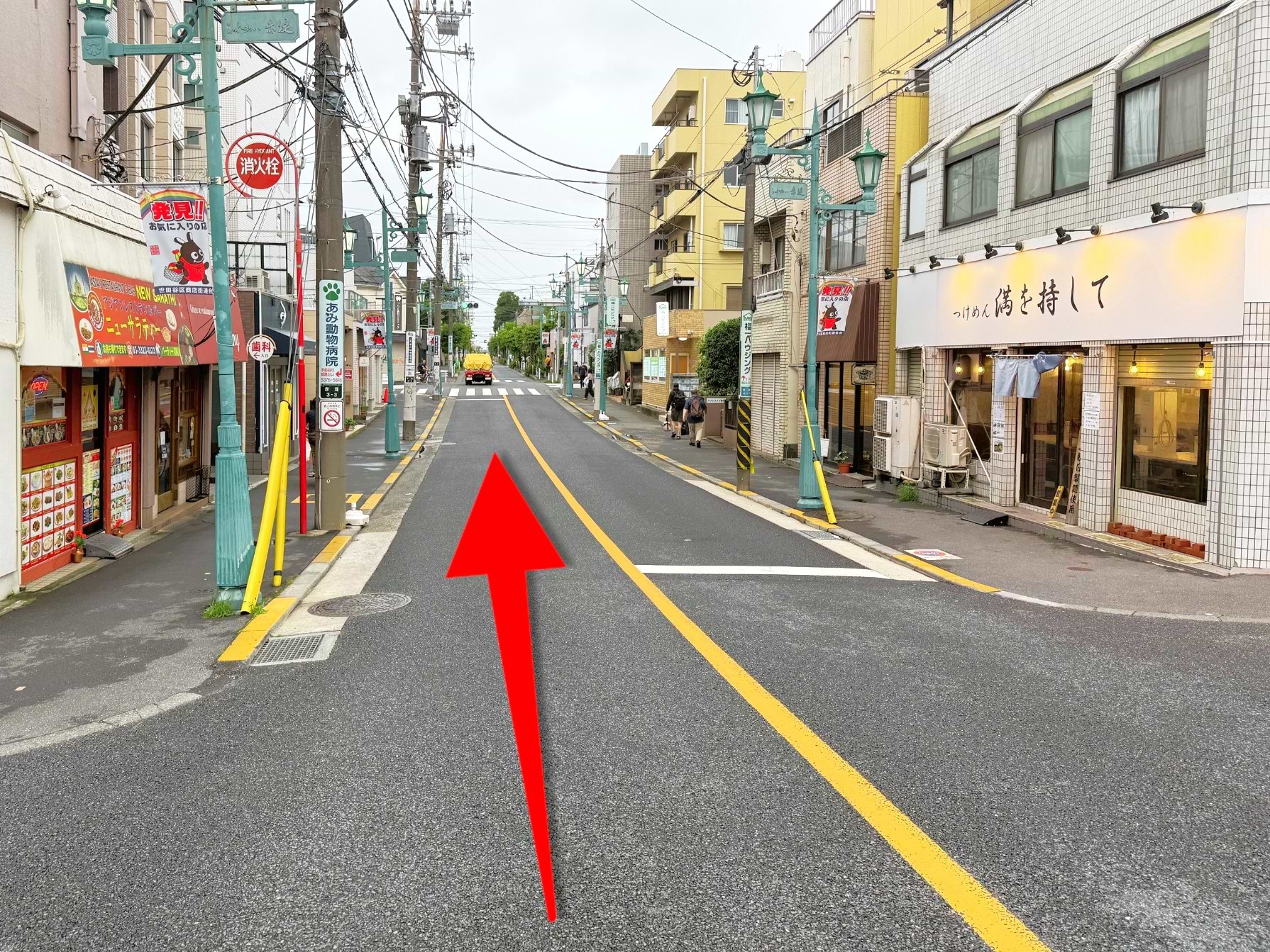 「ニューサラティー」のある側の歩道を10mほど直進しますと、当店がございます