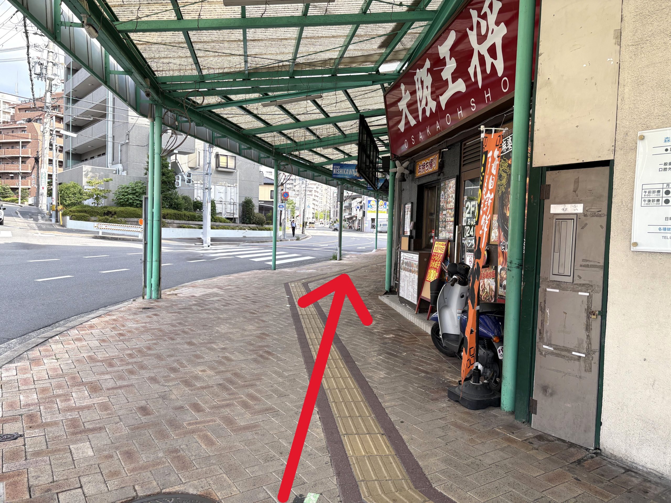 南東（ひらかたパーク方面）に進むと、大阪王将 枚方公園前店の隣に当店がございます