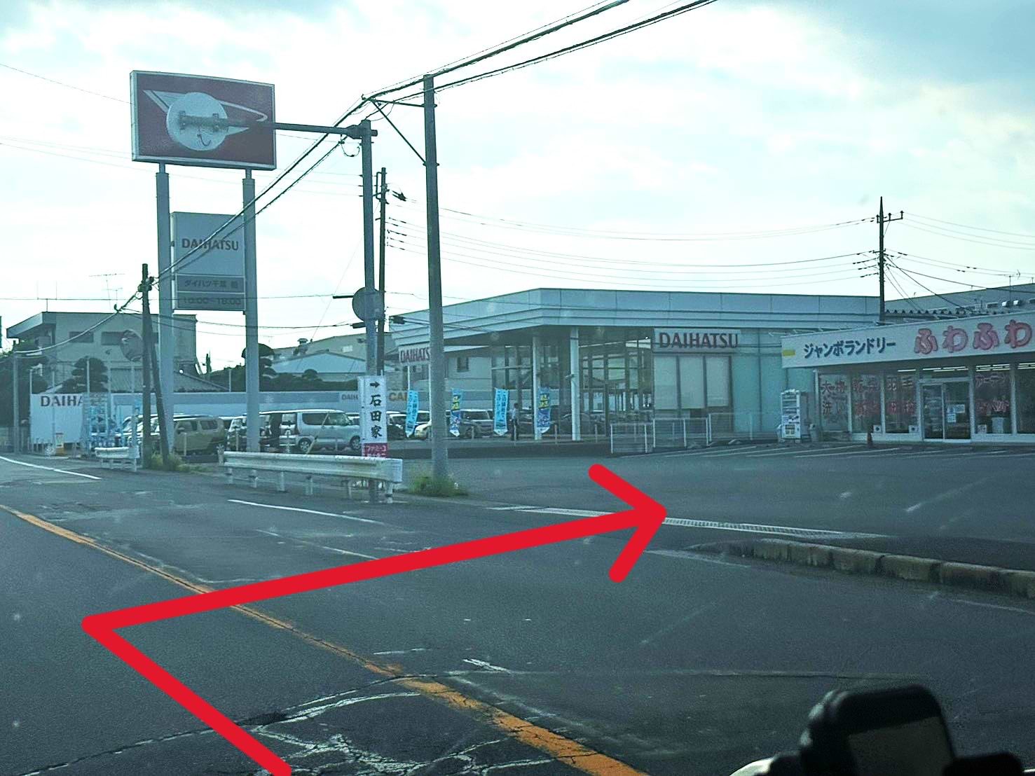 右手にあるジャンボランドリーふわふわの隣に当店がございます