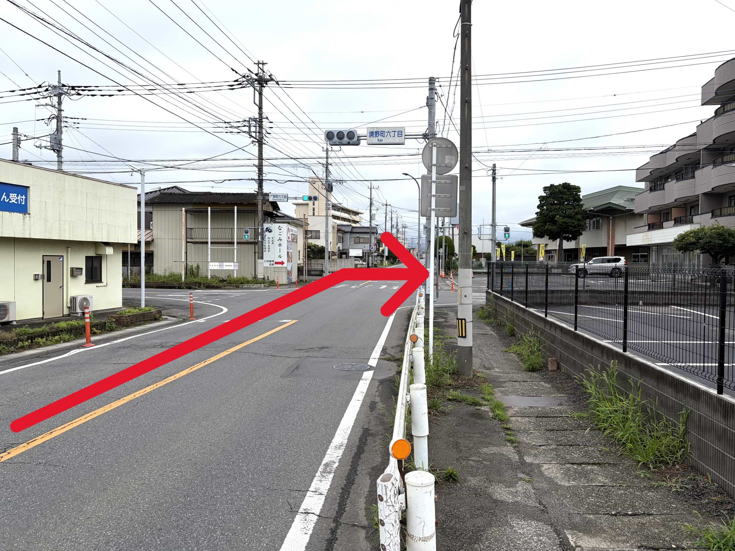 境野町六丁目交差点の右手にあるアパート1階に当店がございます