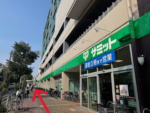 サミット武蔵野緑町店を右手に進みます