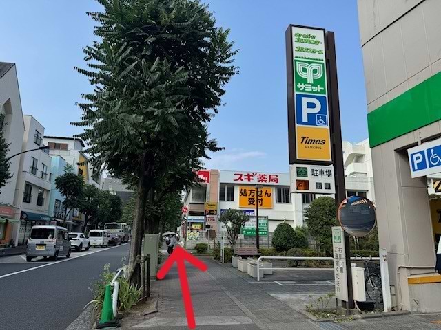 スギドラッグ 武蔵野緑町店方面へさらに直進します