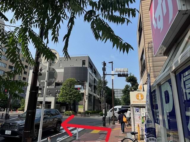 スギドラッグ 武蔵野緑町店の前、「高齢者総合センター前」交叉点を左に渡ります