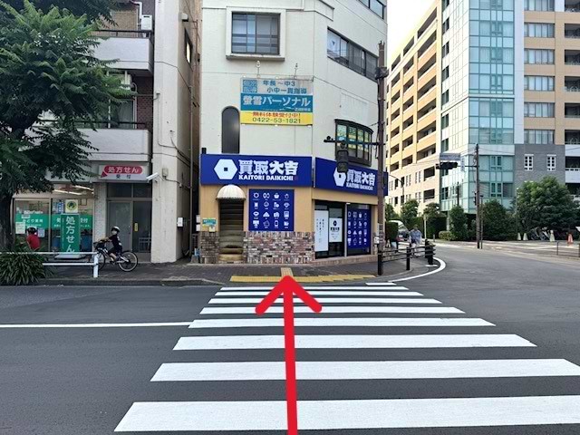 渡った先に当店がございます