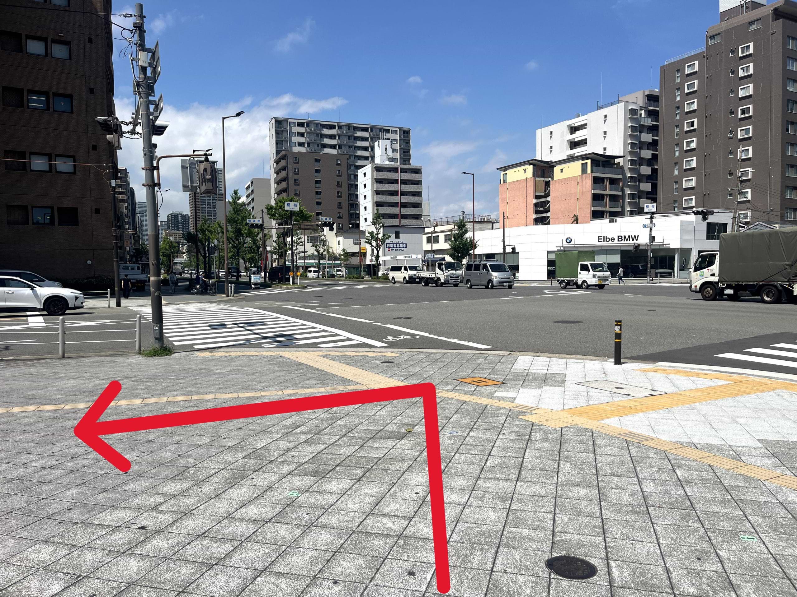 「稲荷」の交差点を左へ向かいます