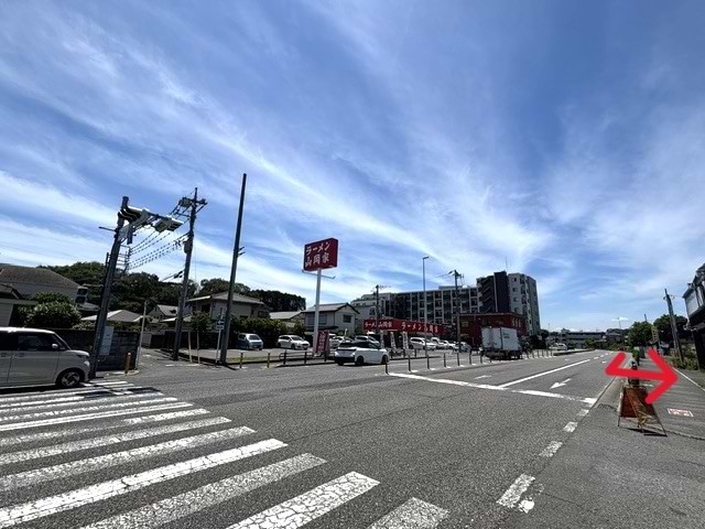 鵜ノ木（南）交差点手前の左手、ラーメン山岡家 狭山店の斜向かいに当店がございます