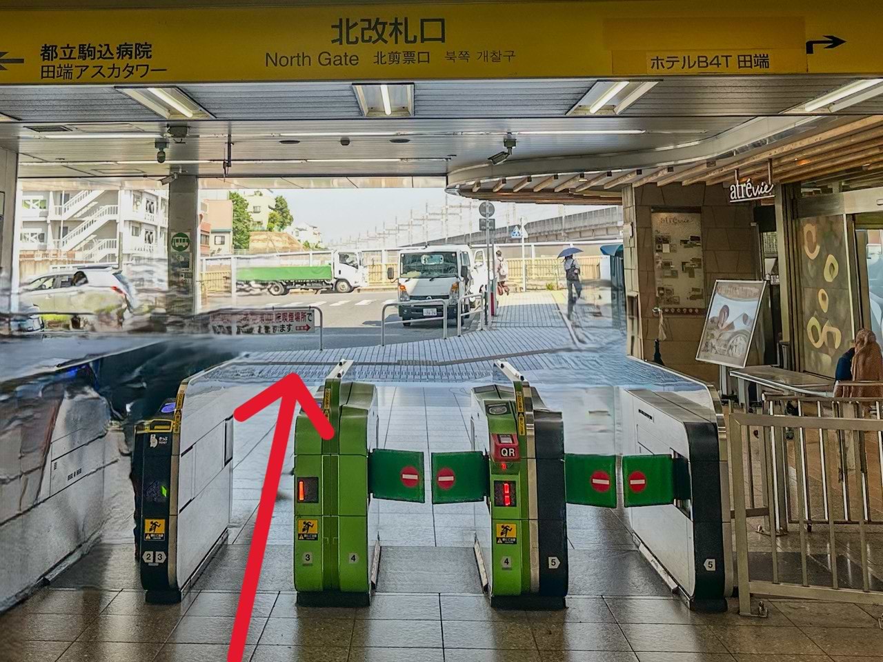 JR線　田端駅の北口改札を出ます