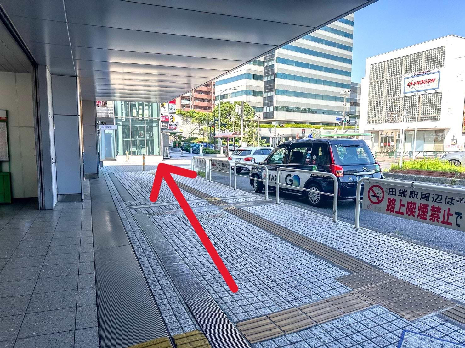 北口改札を左手に直進します