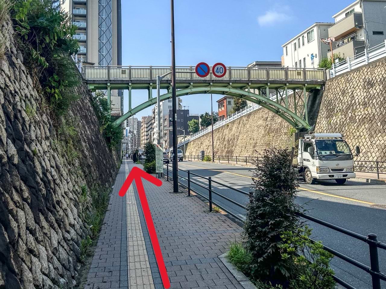 都道458号線沿いを500ｍほど直進します