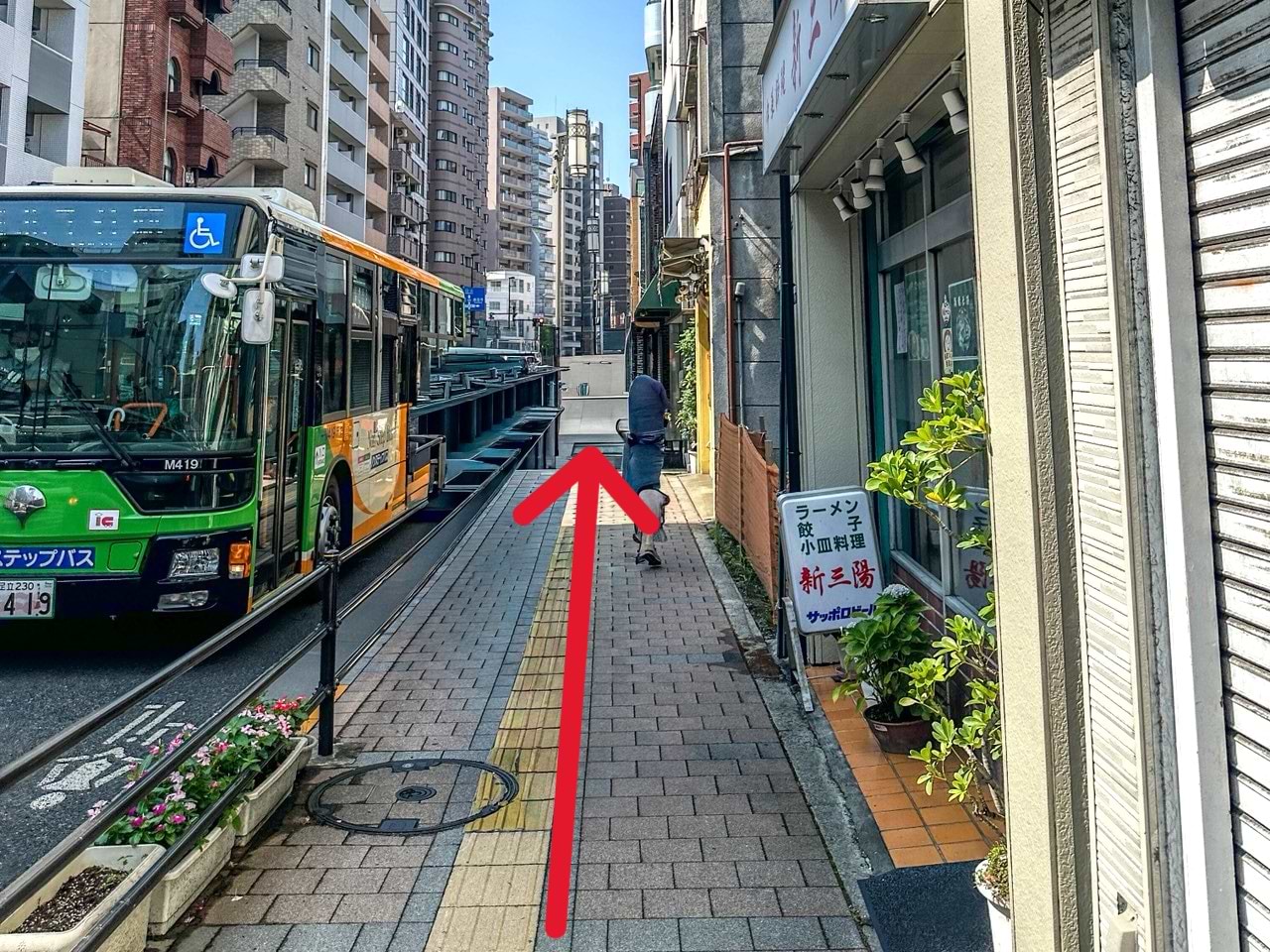 さらに50ｍほど直進しますと、右手に当店がございます