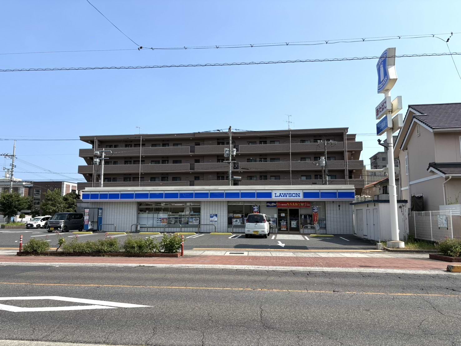 店舗の向かい側には「ローソン福山三吉町一丁目店」がございます