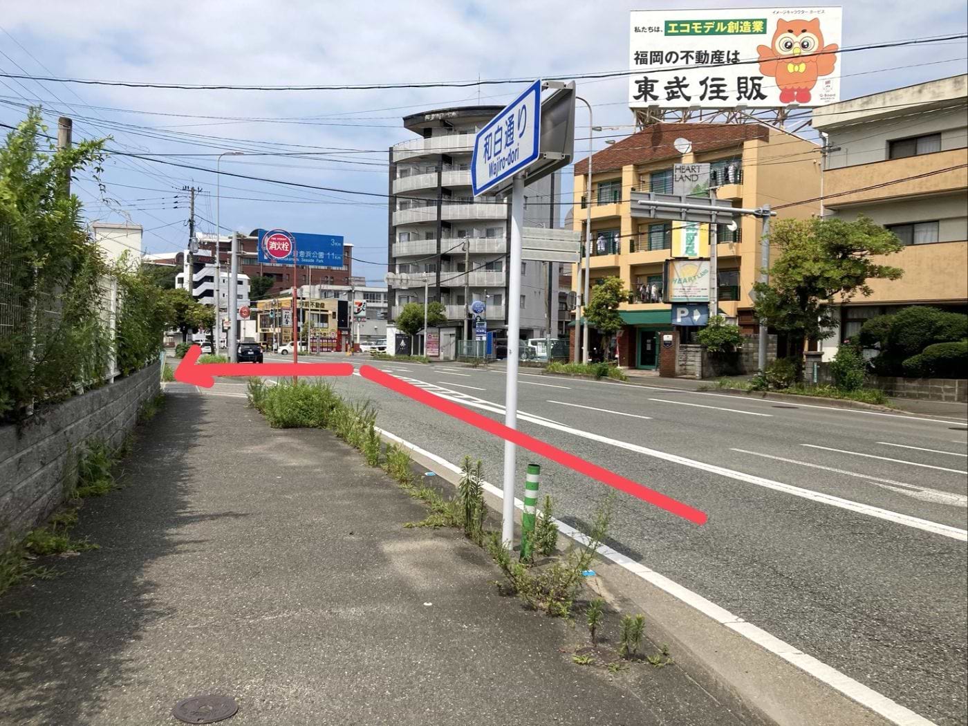 途中、消火栓マークが見えましたら、左折した右手側に専用駐車場がございます