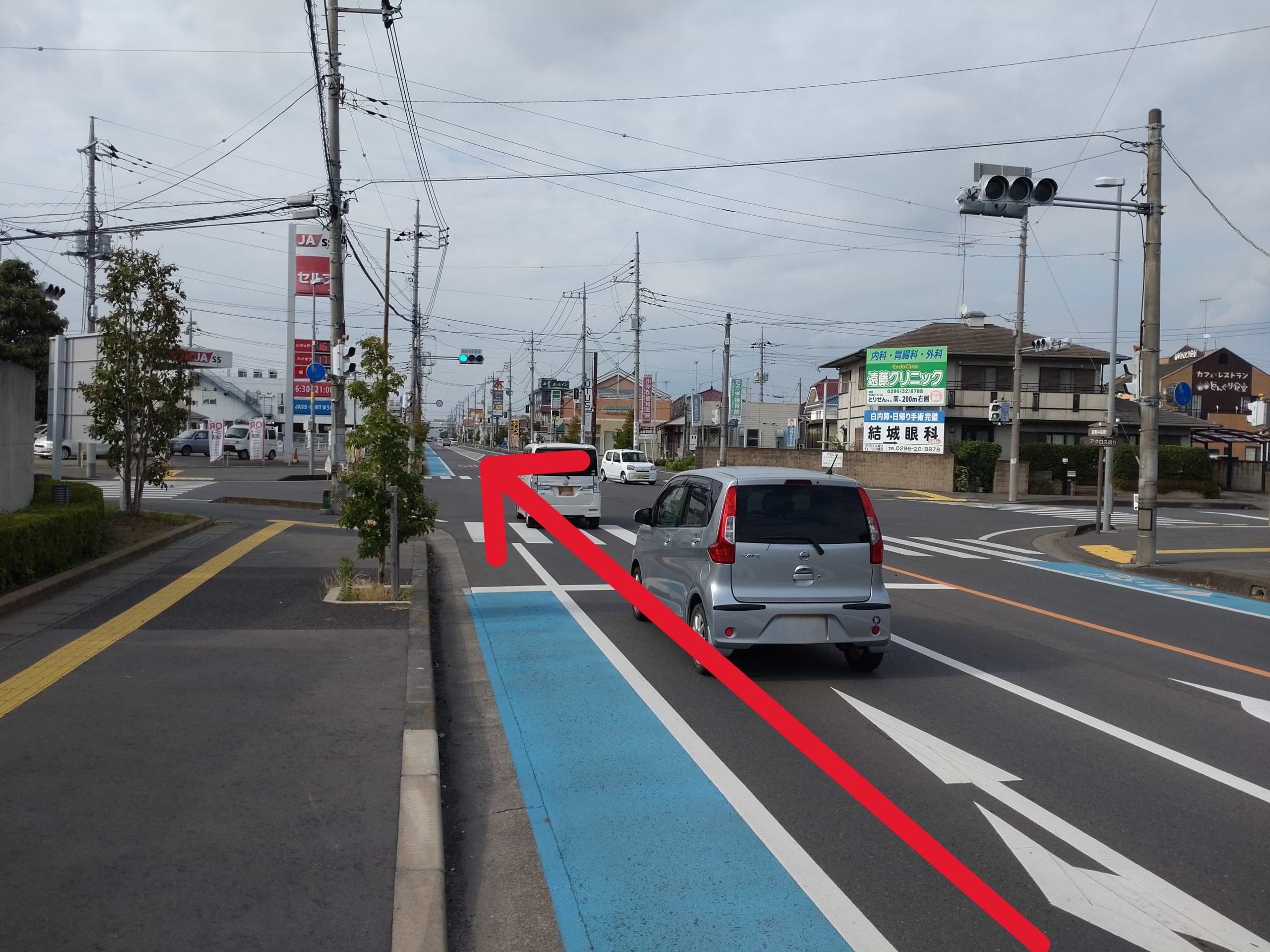 アクロス通りとの交差点を過ぎた先、右手側に当店がございます