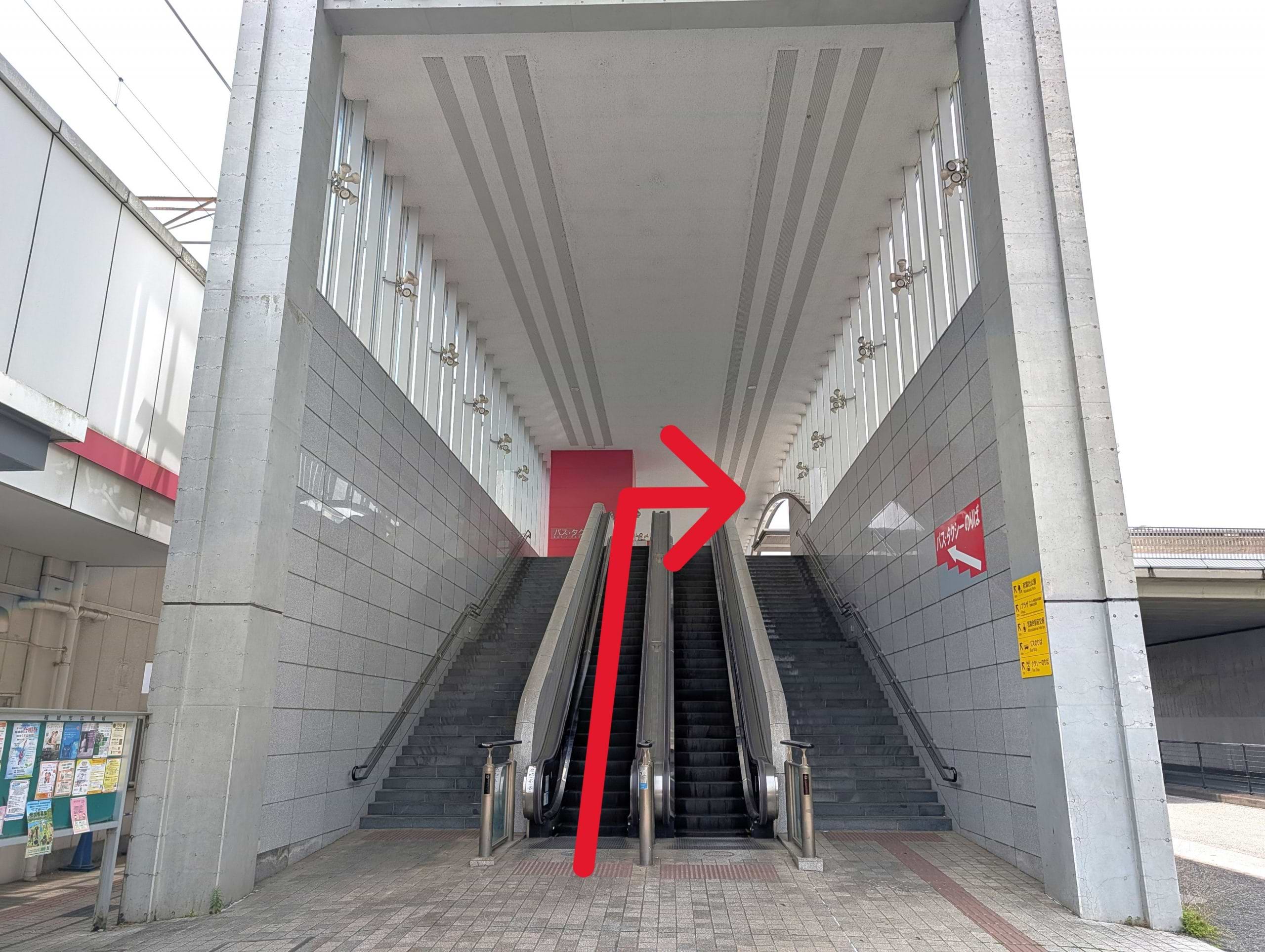 エスカレーターまたは階段を上ります