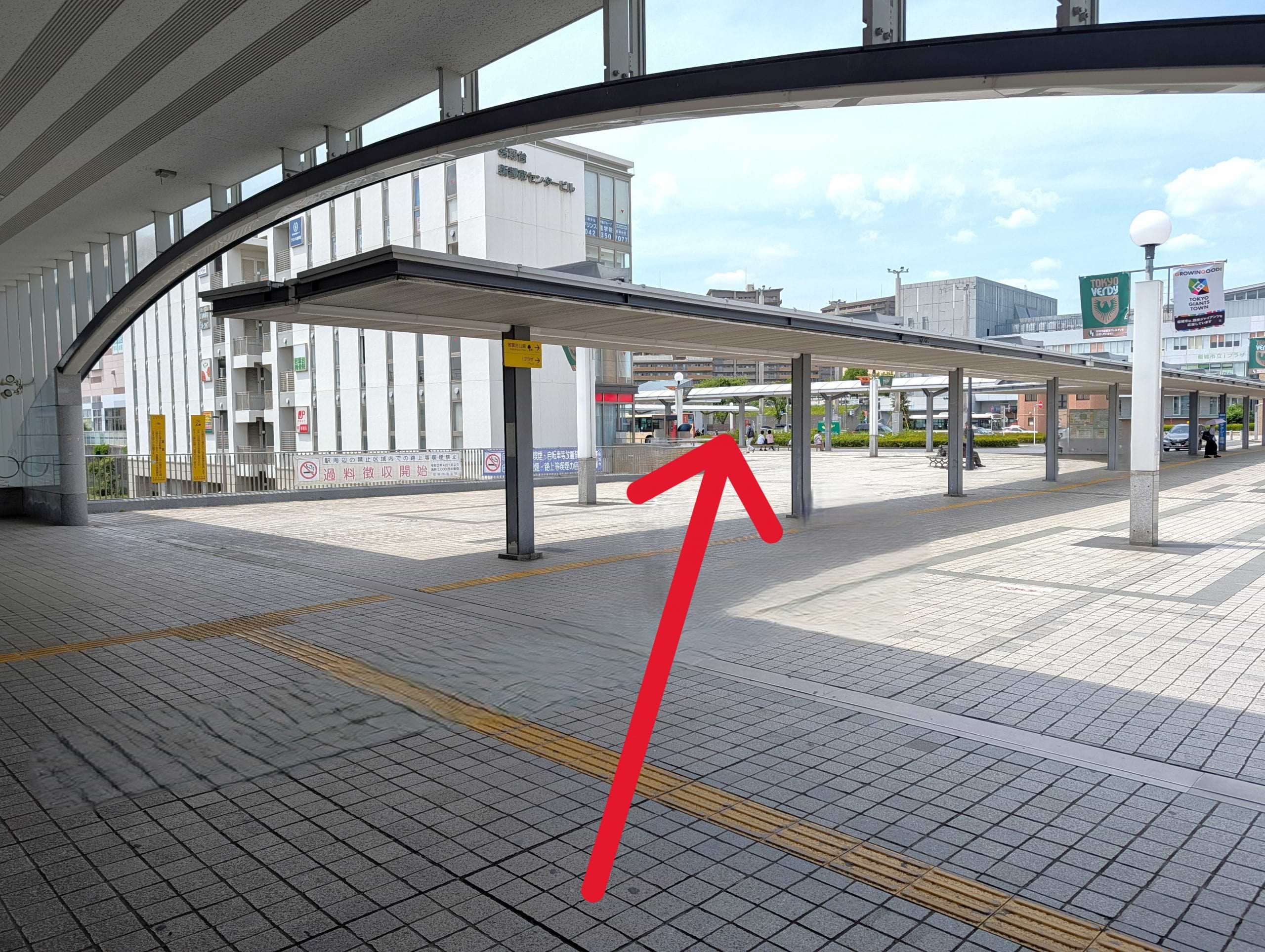 エスカレーターまたは階段を上りましたら、右前方へ進みます