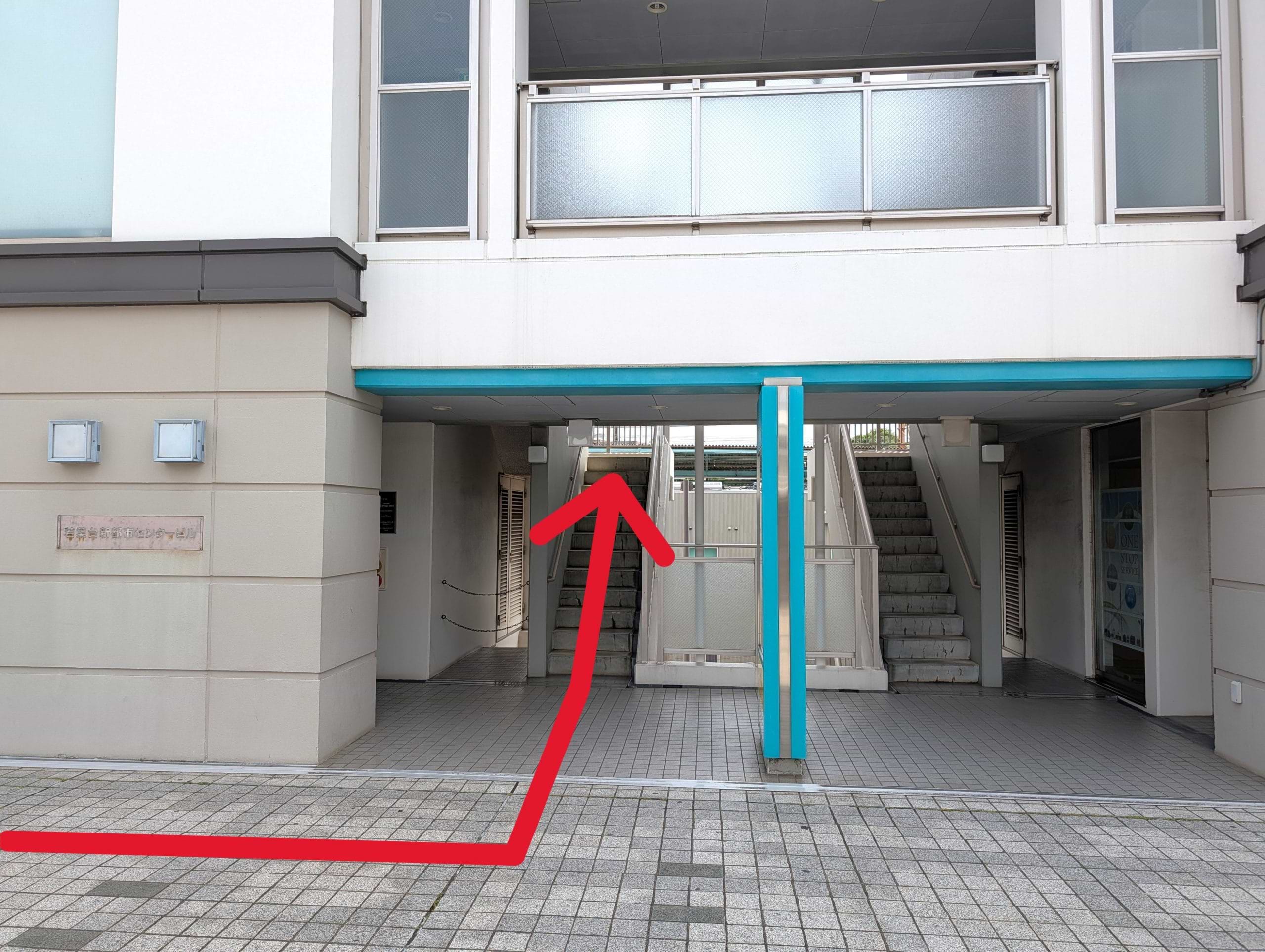 ビル正面のエレベーターまたは階段で3階に上がりますと、当店がございます（階段の左手にエレベーターがございます）