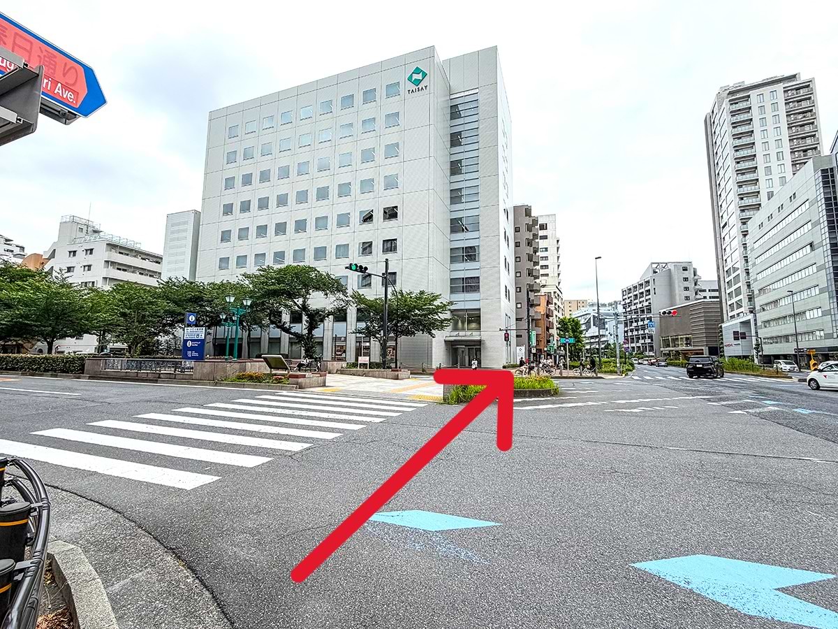 「播磨坂 桜並木」の坂上にあたる「小石川五丁目」交差点もそのまま通過します。