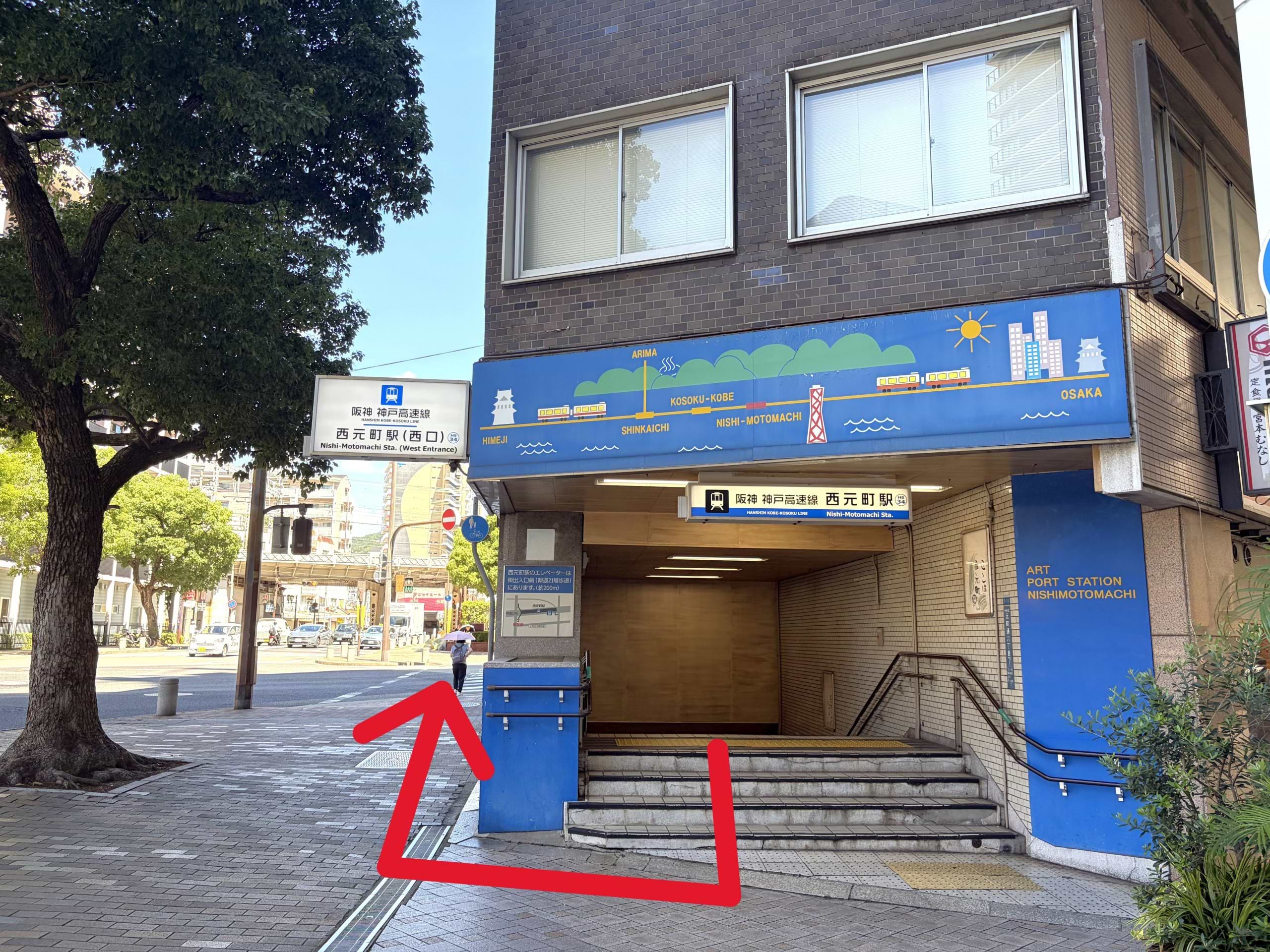ビル沿いを進むと当店がございます