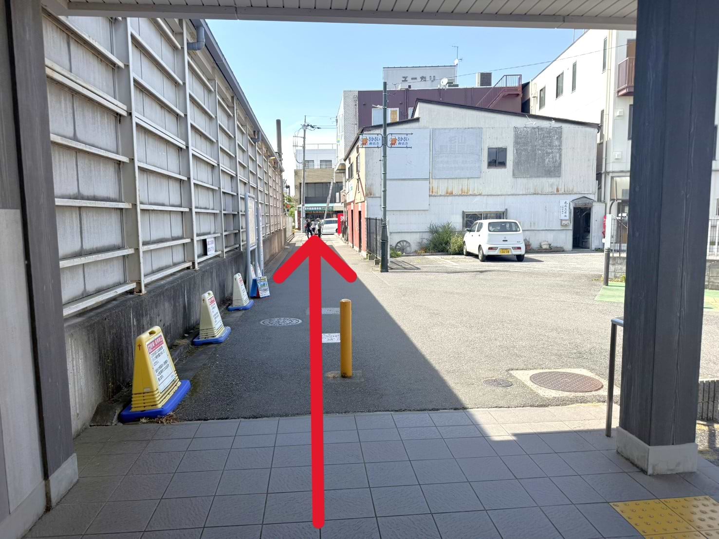 逆井駅東口を出て、そのまま直進します