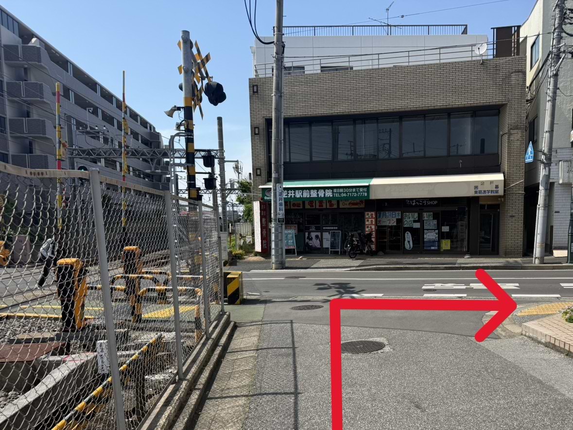 突き当りを右折します