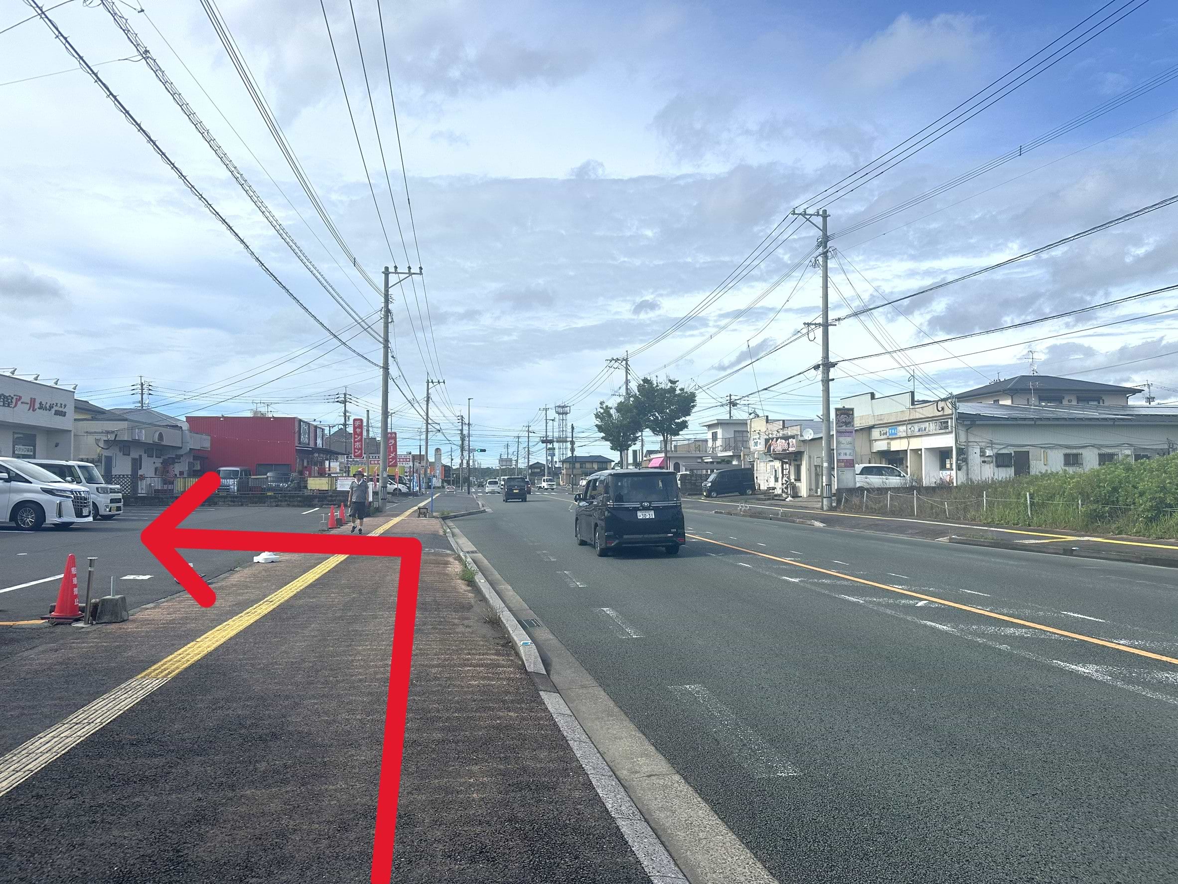 au Style 遠賀を過ぎてすぐ左手側に当店がございます