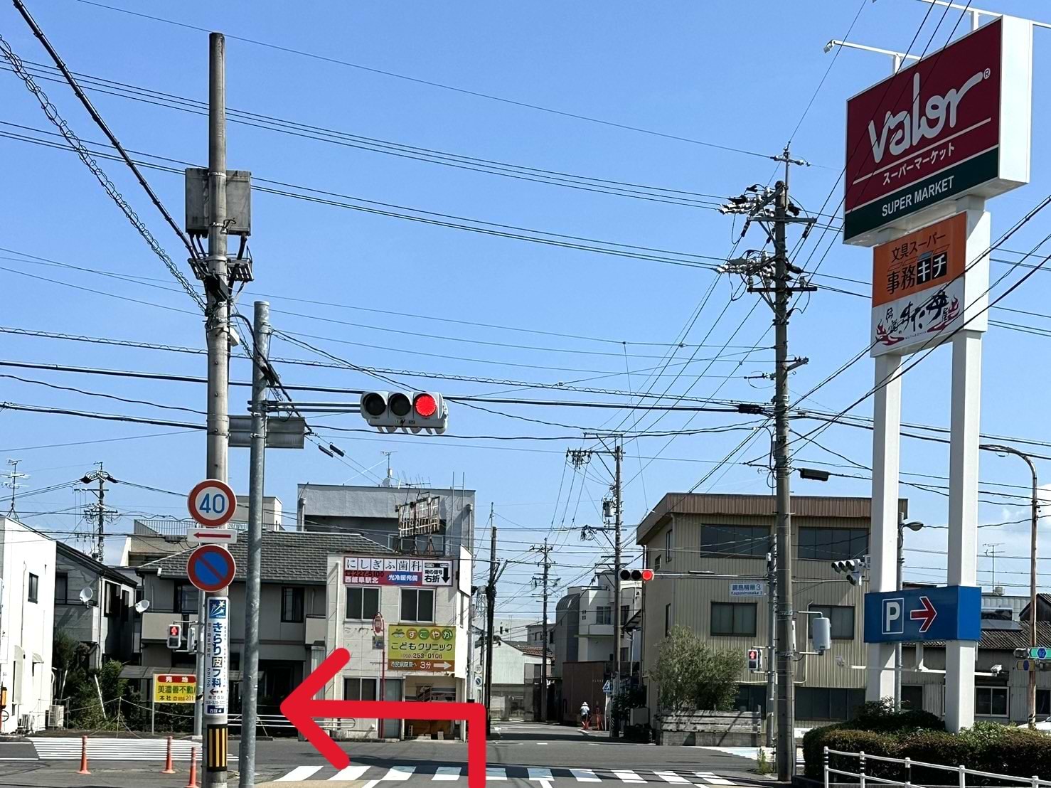 スーパーマーケットバロー鏡島店を右手に、鏡島精華3交差点を左折します　