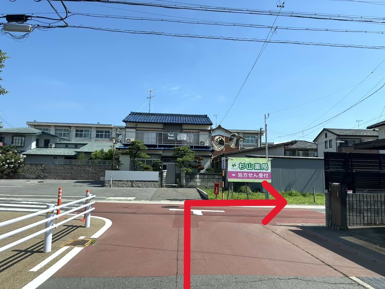 突き当りを右折し、直進します