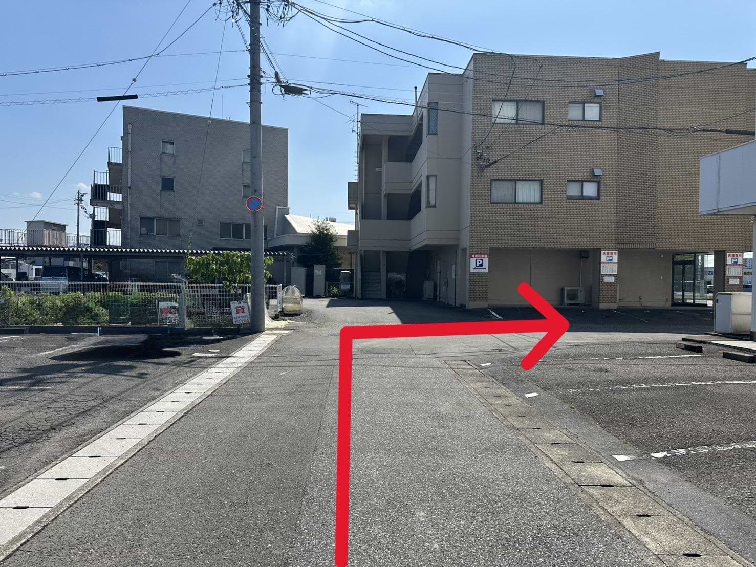 突き当りを右折しますと、左手側に当店がございます
