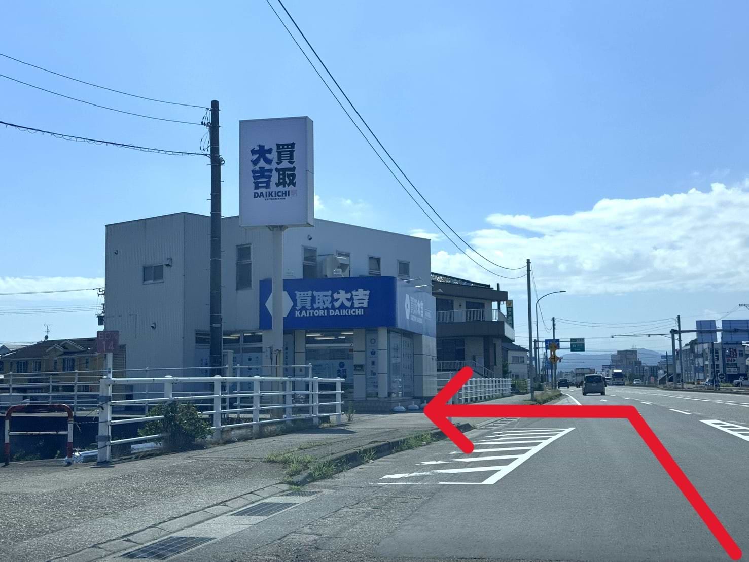 直進した先、左手側に当店がございます