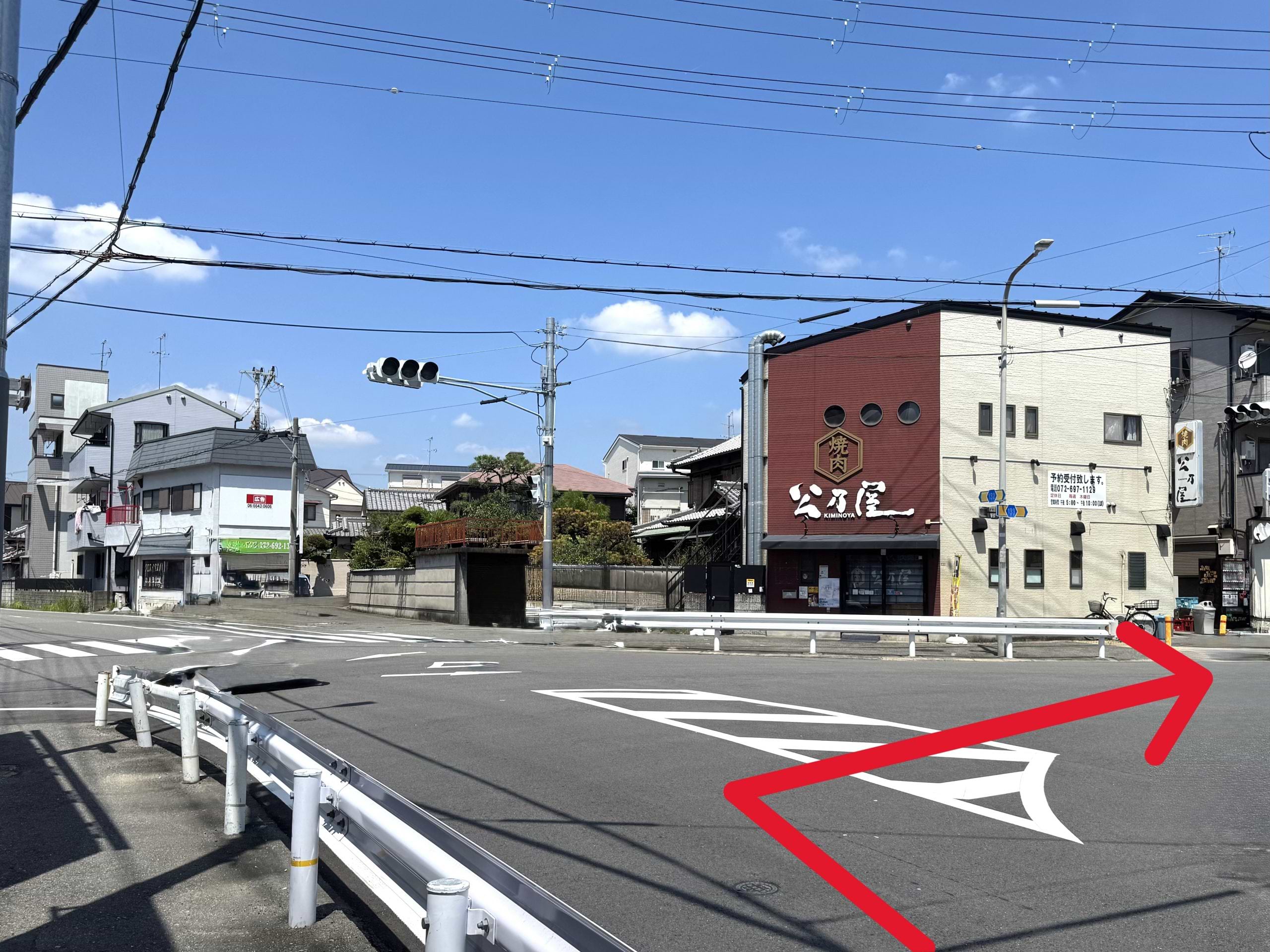 焼肉公乃屋を目印に交差点を右折し、府道133号線を190ｍほど直進します