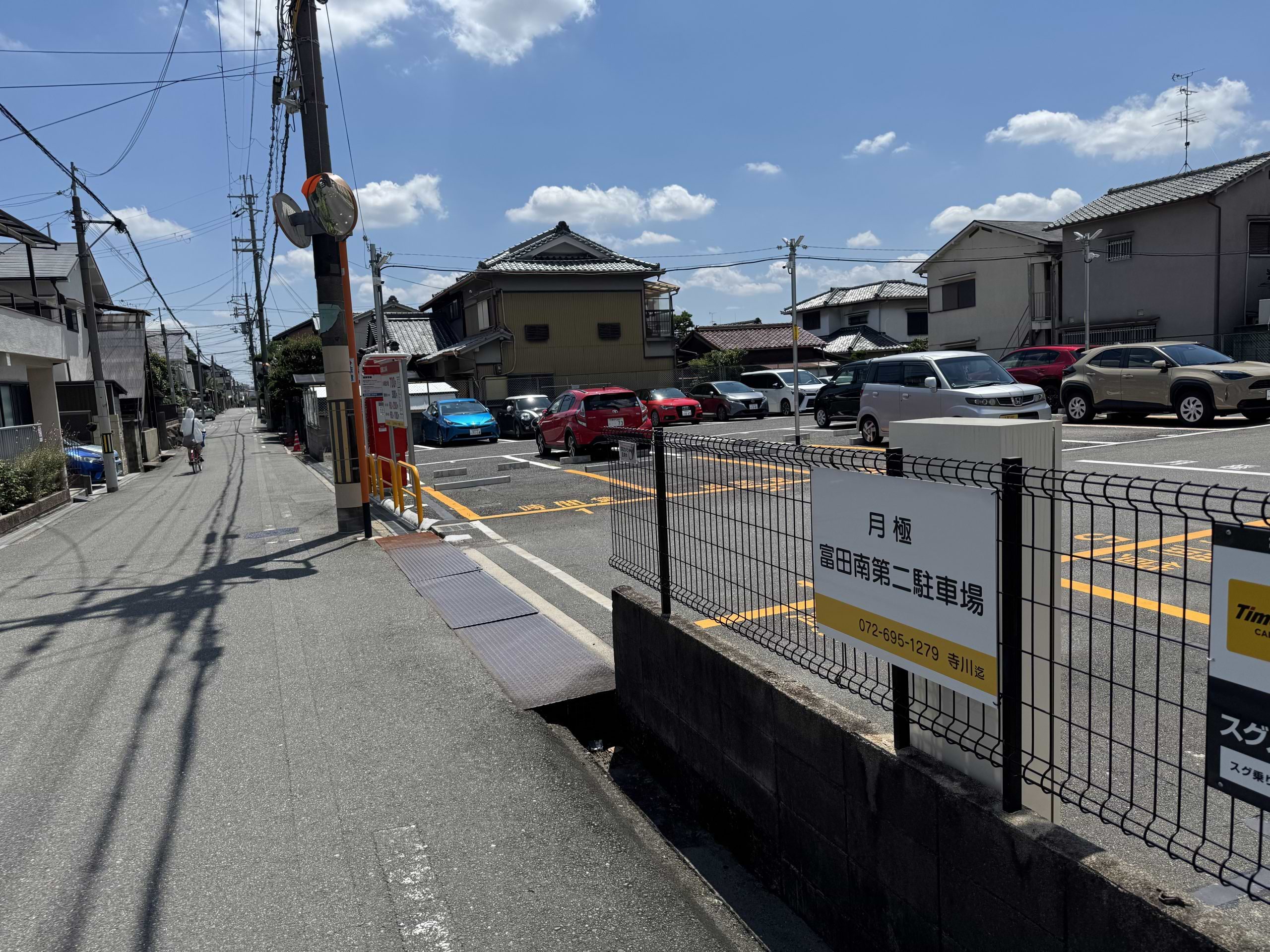 右側にある富田南第二駐車場が当店の提携駐車場となりますので、7番の駐車スペースをご利用ください