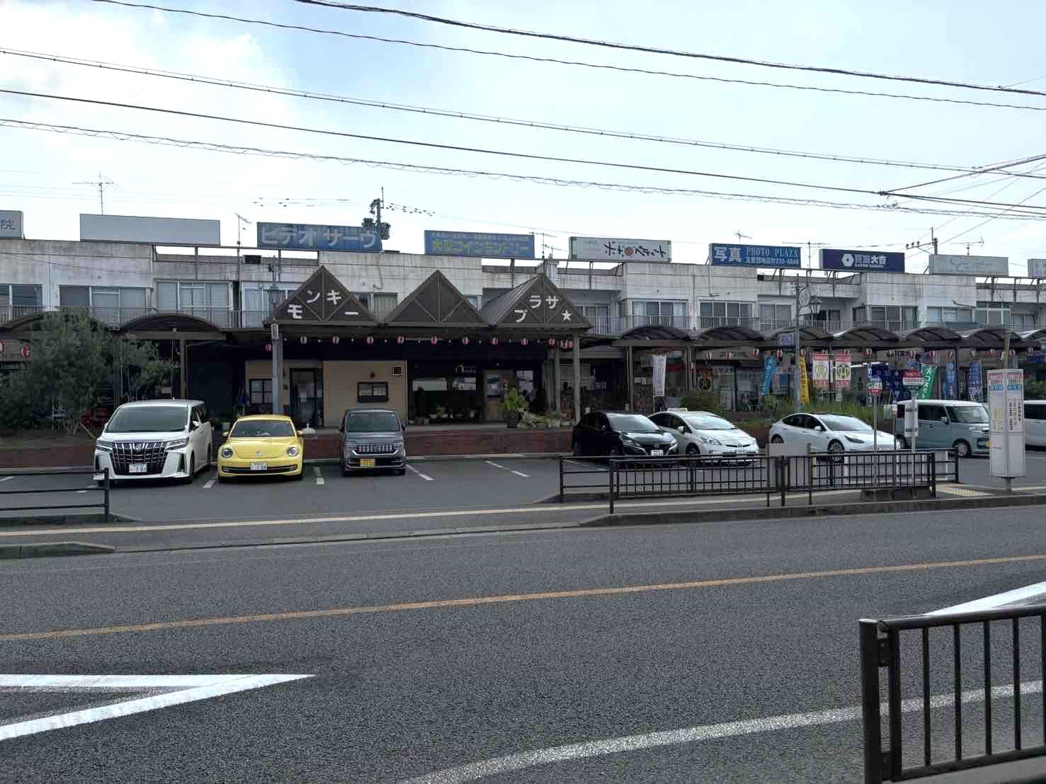 左手にあるモンキープラザテナント内に当店がございます
