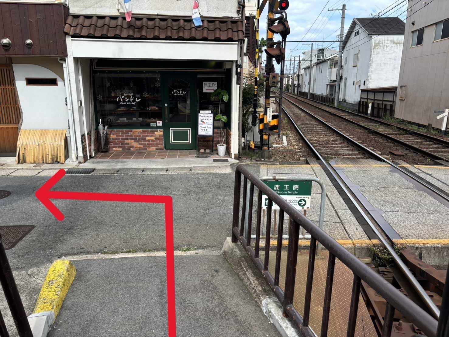 鹿王院駅を出て左へ進みます