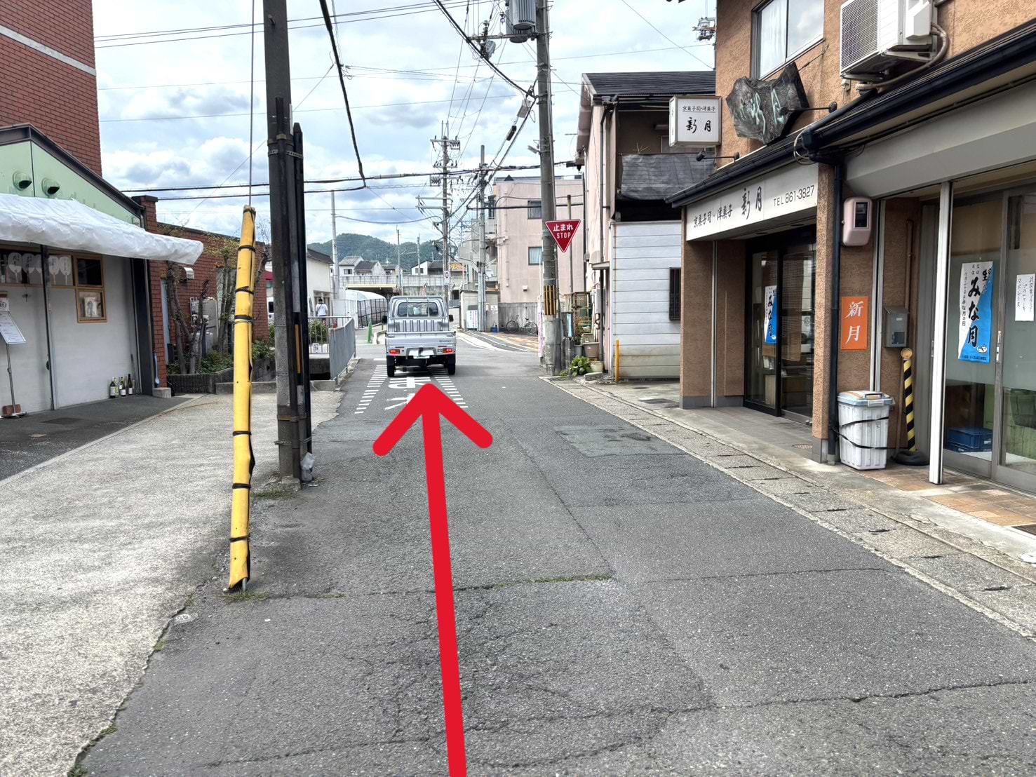 1つ目の交差点に向かって、50ｍ程直進します