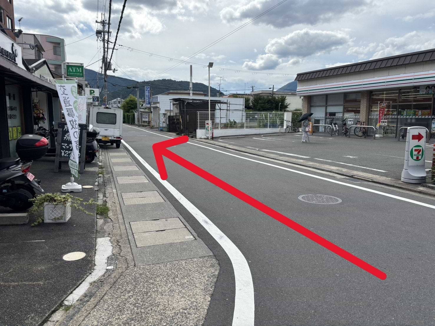 交差点の左側にセブン-イレブン 鹿王院駅前店がございますので、左へ曲がります