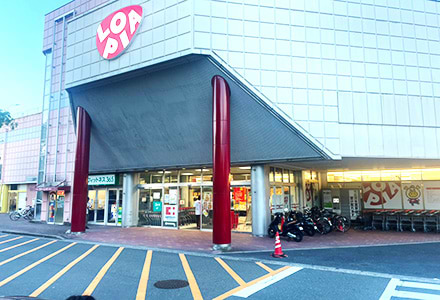 駐車場より施設入口までお進みください。