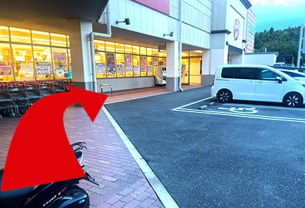 リサイクルBOXがある自動ドアまで進みます。